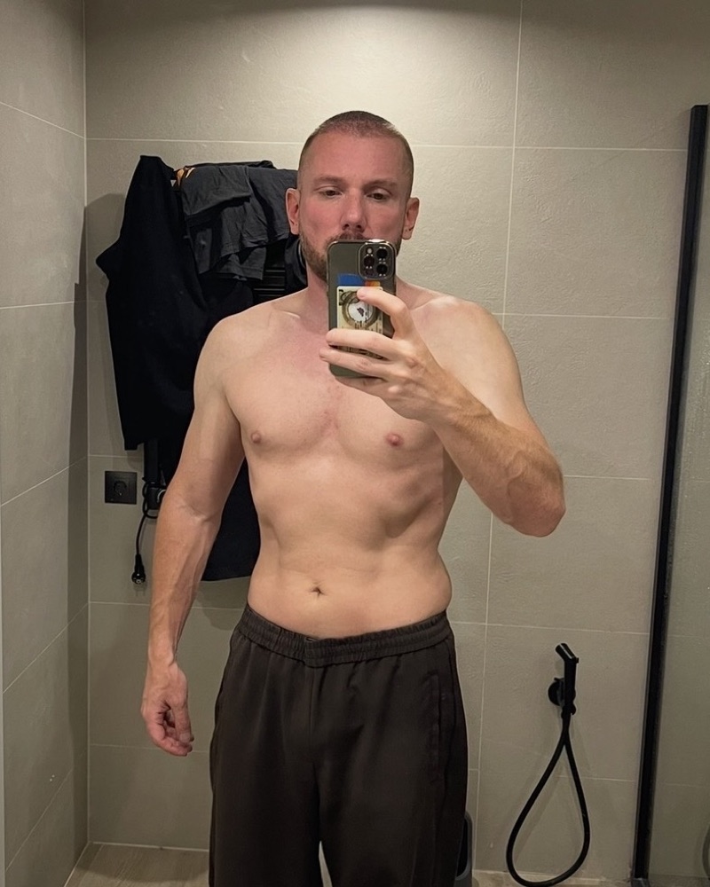 Vincent torse nu devant un miroir, le 7 mai 2026